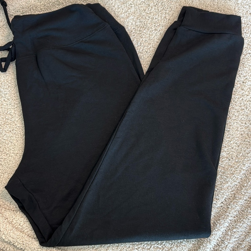 NWOT Beyond Yoga Cozy Fleece Lounge Around Midi Jogger